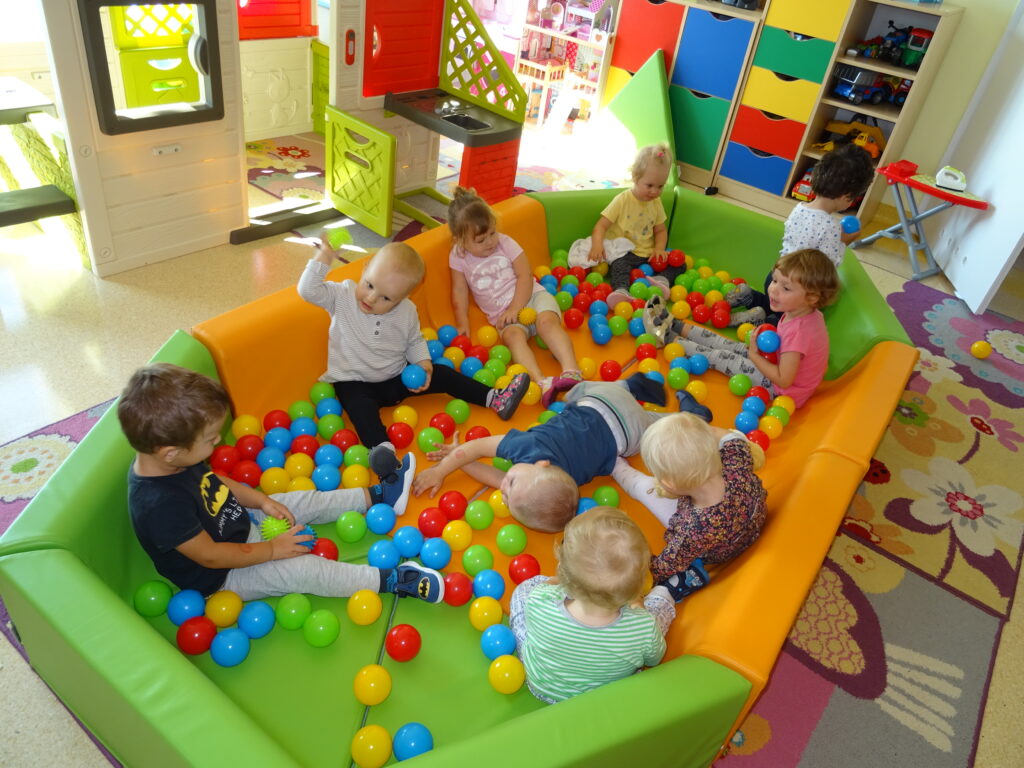 Zabawy w kojcu z piłkami